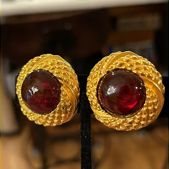 Vintage authentic Chanel red Gripoix glass cabochon gold plated clip on earrings - Picture 3 of 15